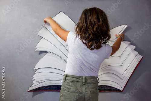 Libro e fantasia - bambina che legge libro immaginario photo