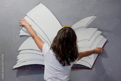Libro e fantasia - bambina che legge libro immaginario