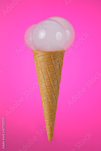 helado de cucurucho con ponpas blancas en fondo fucsia