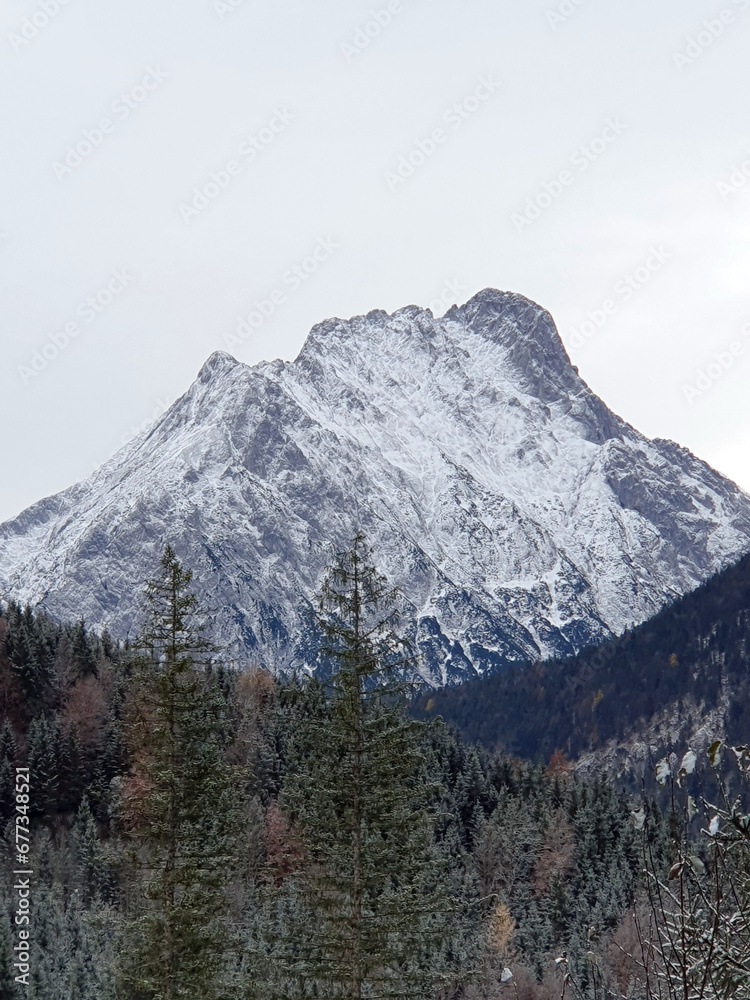 Verschneiter Gipfel Verschneiter Gipfel