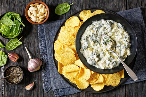 Fényképezés artichoke spinach almond dip with potato chips