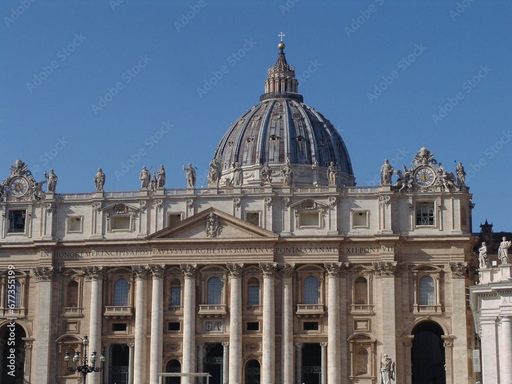 Obraz premium Exterior view of the Papal Basilica of Saint Peter in the Vatican on a sunny day