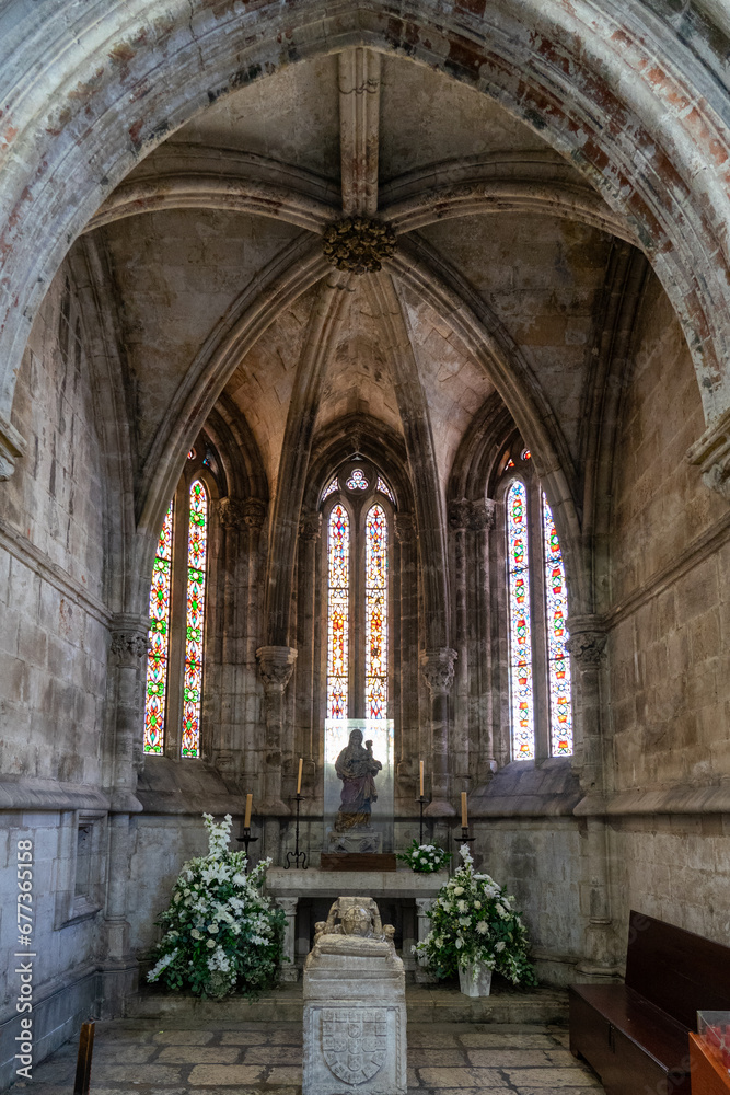 Obraz premium Chapel of Santa Maria Maior with statue in the center, Lisbon Sé Cathedral.