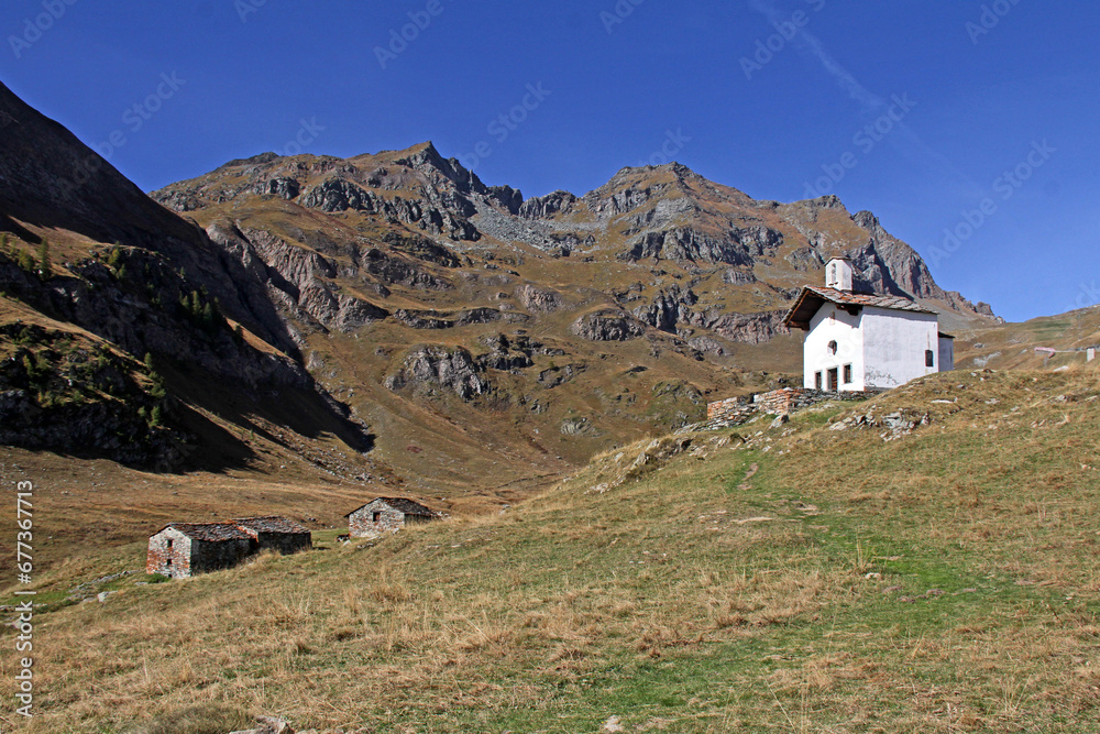 la chiesetta e l'alpeggio di Sant'Anna; alta Valle di Gressoney