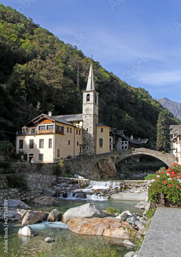 la chiesa parrocchiale e il ponte sul Lys a Fontainemore; Val d'Aosta