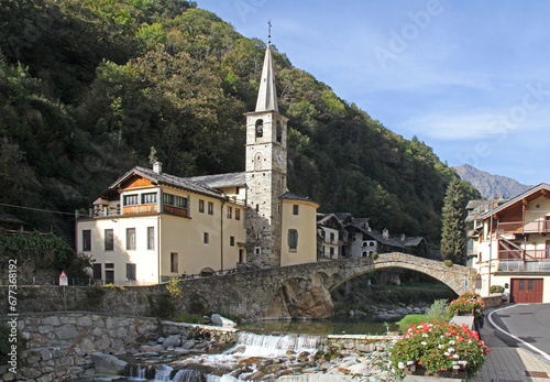la chiesa parrocchiale e il ponte sul Lys a Fontainemore; Val d'Aosta