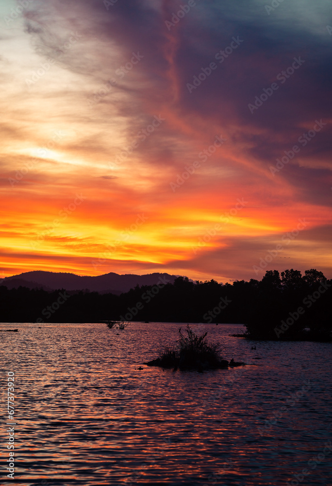 Naklejka premium sunset over the lake