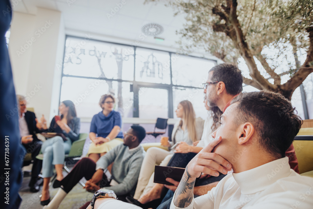 Obraz premium Diverse business professionals brainstorm in a modern office, discussing innovative strategies for company growth and market research. Efficient teamwork drives successful projects and profitability.