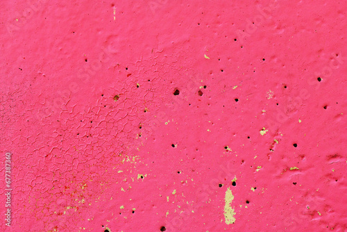 Wand, Mauer Putz löchrig, Graffiti in rosa gelb, rauer Hintergrund für Design, Web, mit Platz für Text.