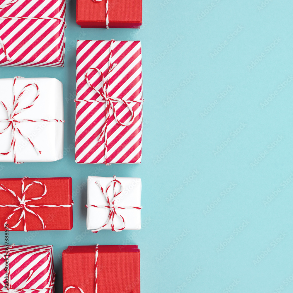 Obraz premium Gift boxes on color background, flat lay, space for text
