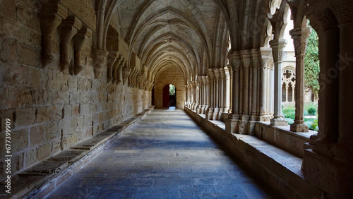 Foto Corridor of Poblet monastery in Spain