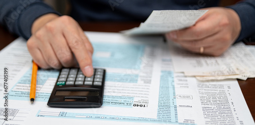 Schilderij op canvas A man organizing individual income tax return form 1040 and receipts