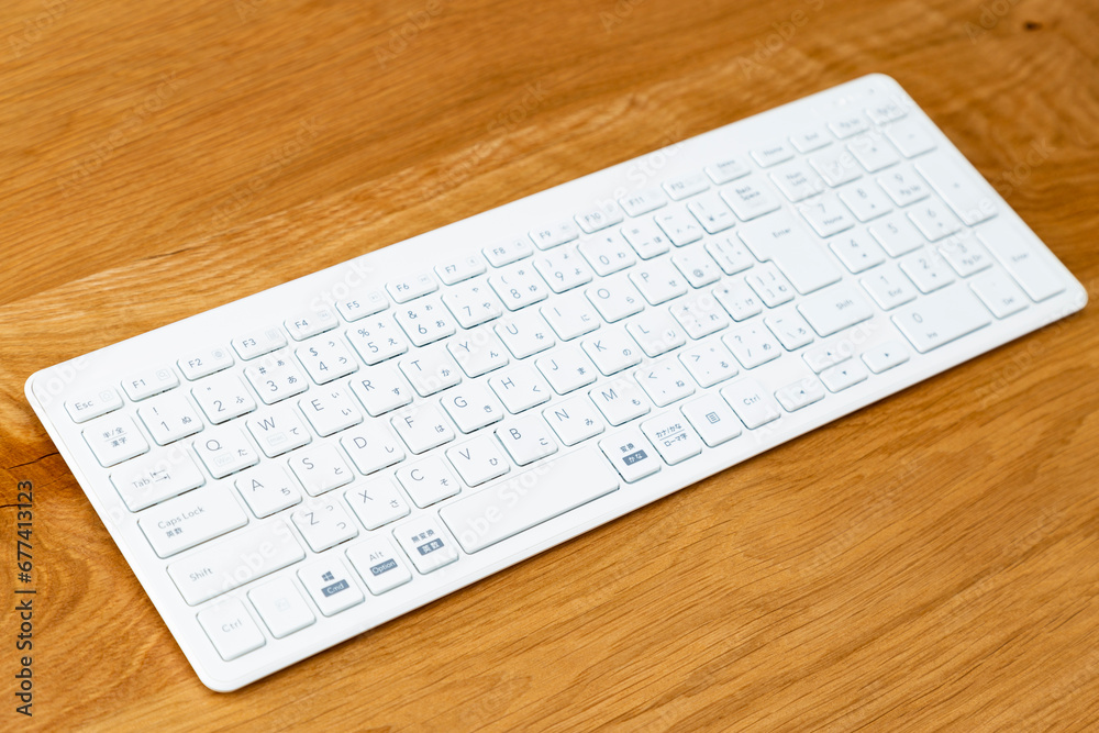 机に置かれたコンピュターキーボード 机に置かれたコンピュターキーボード