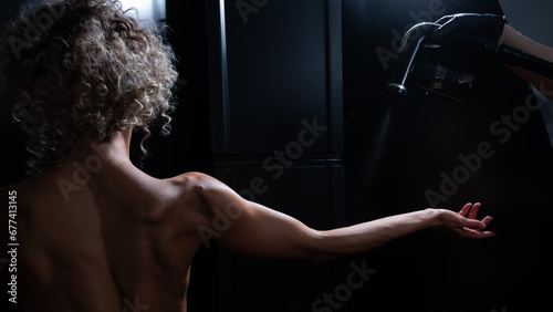 Foto The master applies tinting paint to the woman's hand