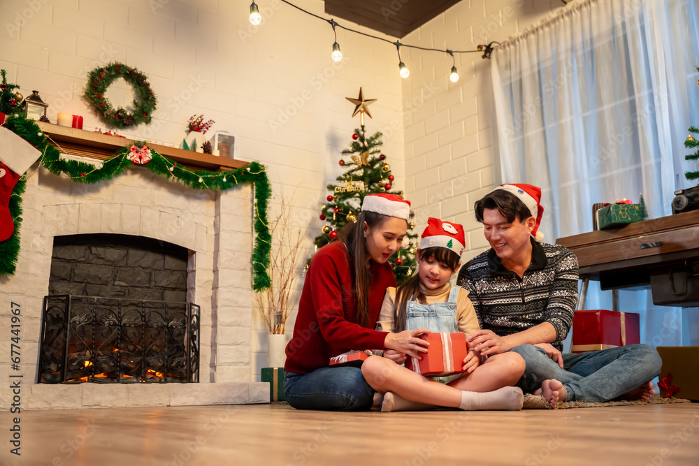Obraz premium Asian family's Christmas celebration in their home