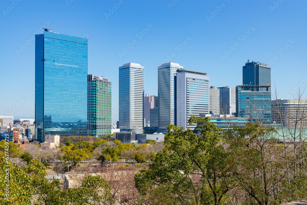 Fototapeta premium 大阪城公園から眺めるビル群と大阪の街
