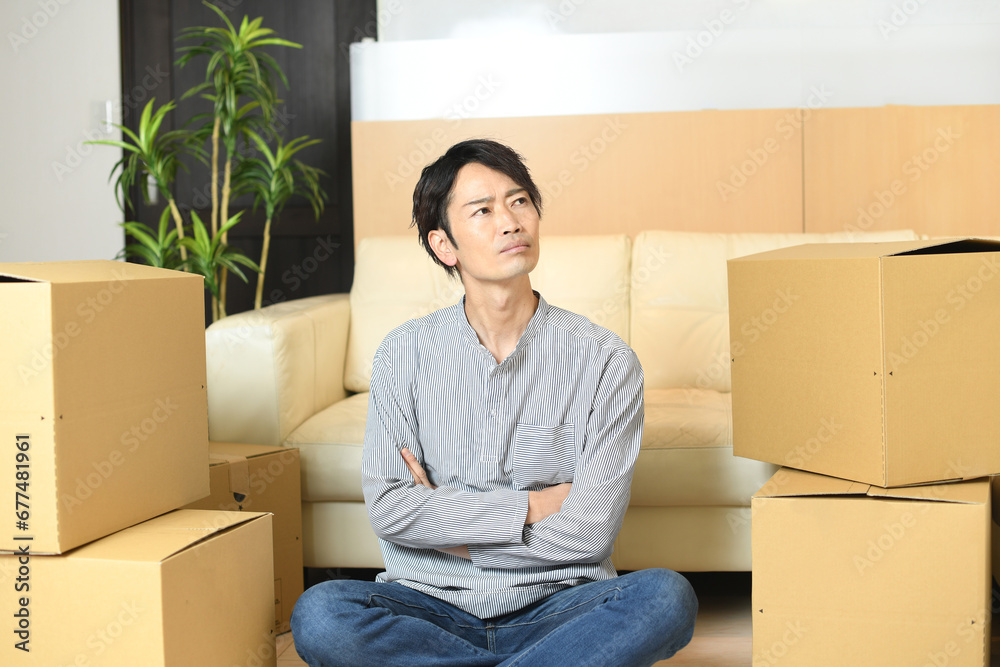 大量の段ボール箱の前で考える若いアジア人男性
大量の段ボール箱の前で考える若いアジア人男性