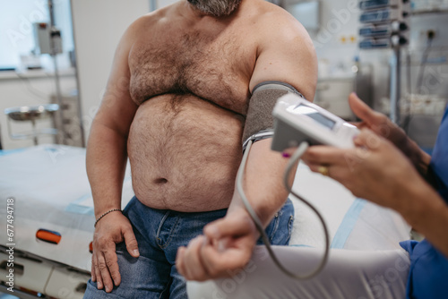 Foto Female doctor measuring blood pressure, examining hypertension, using blood pressure monitor