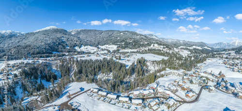 Das Kleinwalsertal bei Riezlern im Winter, Blick über das Tal der Breitach zur Nordseite des Tals