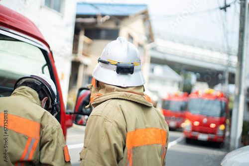 消防士と消防車