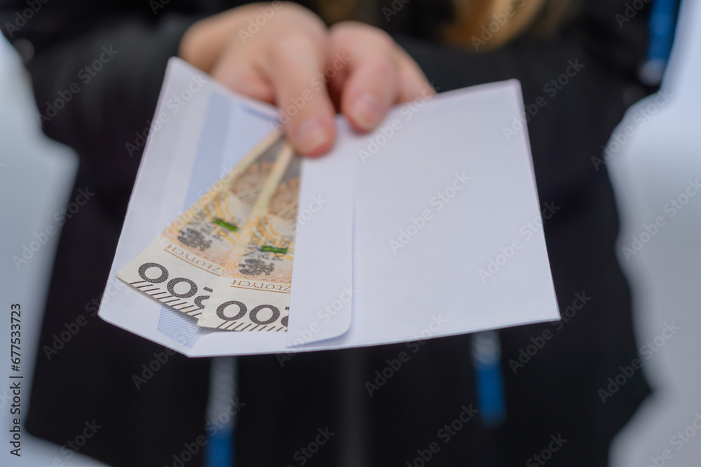 Wręczać polskie pieniądze w kopercie  - obrazy, fototapety, plakaty 
