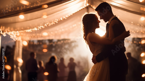 Wunderschöne Hochzeit draußen im Sonnenlicht, Empfang tanzen, Gäste, generative AI photo