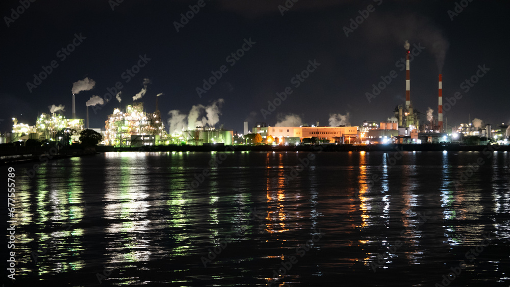 工場の夜景が映る海