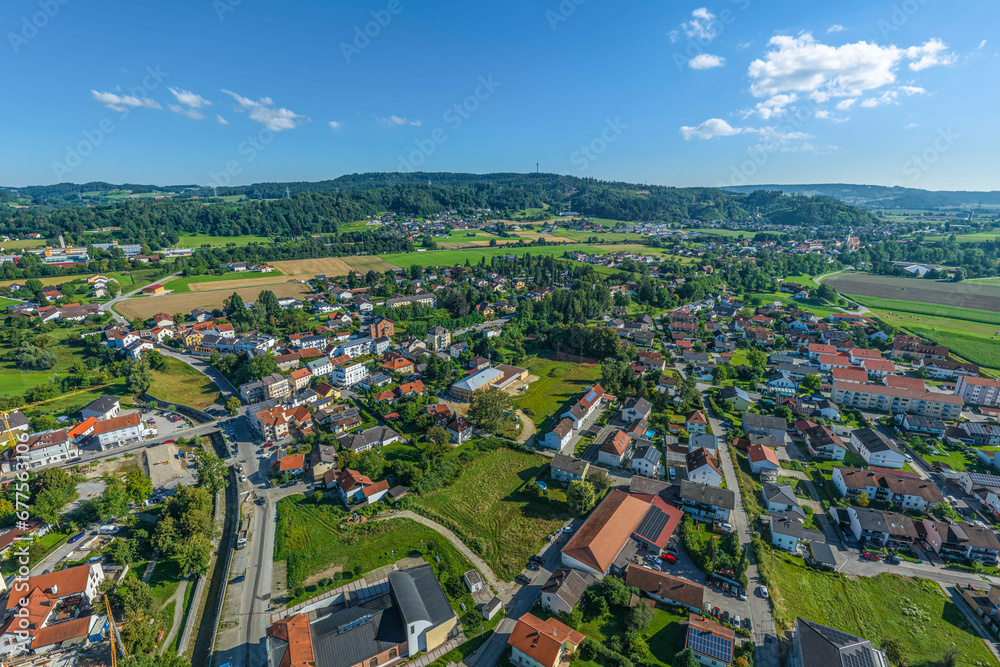 Simbach am Inn in Niederbayern von oben, Ausblick zum Stadtteil Erlach