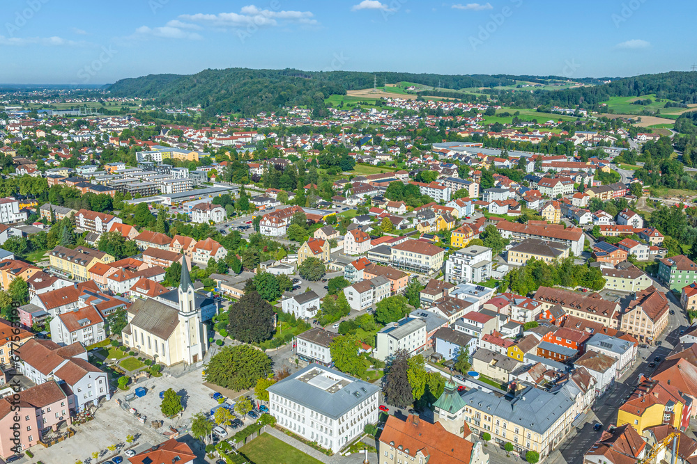 Das Stadtzentrum von Simbach am Inn in Niederbayern von oben