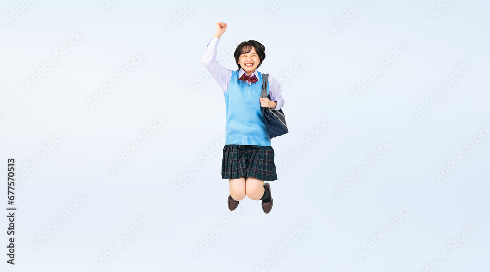 Fototapeta premium ジャンプする制服を着た女子学生 切り抜き全身写真（切り抜き背景透過PNGも販売しております。作成者リンクから「PNG」で検索してください）