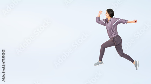 ジャンプするスポーツウェアを着た女性　切り抜き全身写真（切り抜き背景透過PNGも販売しております。作成者リンクから「PNG」で検索してください） © metamorworks