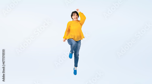 ジャンプするカジュアルウェアの女性　切り抜き全身写真（切り抜き背景透過PNGも販売しております。作成者リンクから「PNG」で検索してください） photo