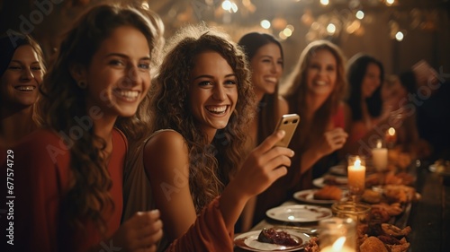 Grupo de amigas jovenes de 24 años disfrutando de una cena con copa de vino en un bar o restaurante.Cena festiva y fiesta para disfrutar. photo
