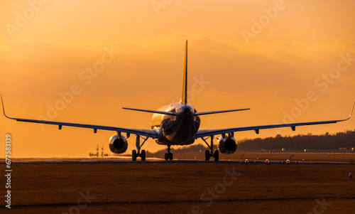 最高に美しい夕焼けに映える飛行機 An airplane that stands out against the most beautiful sunset 日本(秋)2023年1月 Japan (Autumn) January 2023 九州・熊本県(阿蘇くまもと空港) Kyushu/Kumamoto Prefecture (Aso Kumamoto Airport)