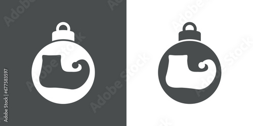 Tiempo de Navidad. Logo con silueta de bola de navidad con bota de elfo de Santa Claus para su uso en invitaciones y felicitaciones