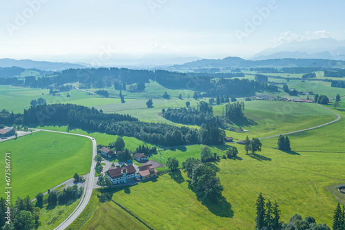 Ausblick auf die Landschaft im Ostallgäu bei Rückholz an einem sonnigen Spätsommermorgen