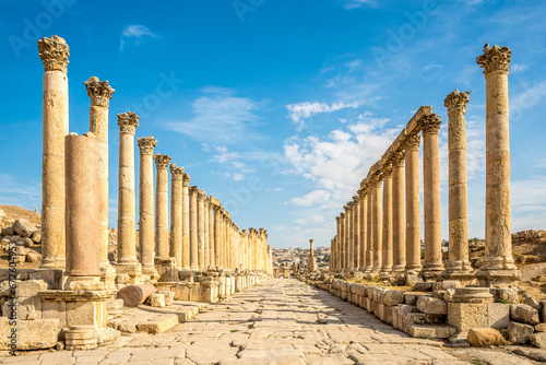 Fotografia View at the Colonnaded street in Archaeological complex of Jerash - Jordan
