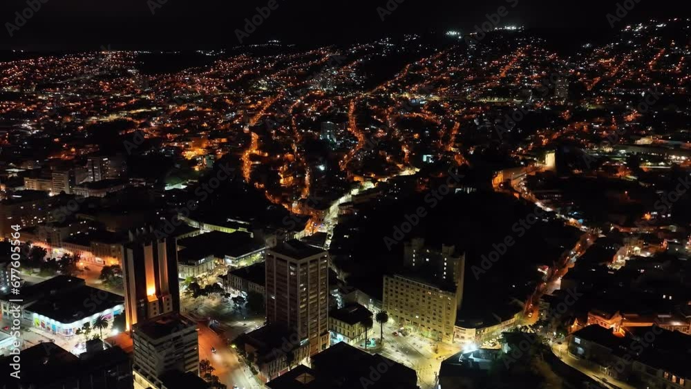 Imagem aérea noturna da cidade costeira Valparaíso no Chile em 2023. 