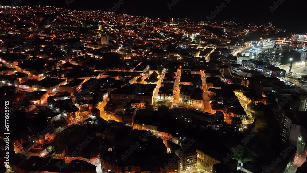 Imagem aérea noturna da cidade costeira Valparaíso no Chile em 2023. 