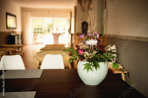 Dekoratives und modernes Blumenstrauß in einer Vase.