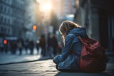 Hilfloser Blick: Obdachlose Person in der Kälte der Straße – Beitragsbild zur sozialen Problematik
