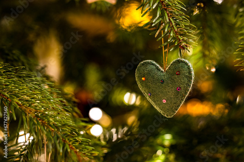 Ein Herz freigestellt am Christbaum bei Weihnachten warm Stimmung photo