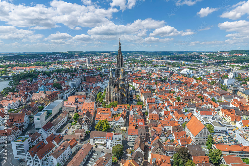 Blick auf die Innenstadt der Universitätsstadt Ulm mit dem Wahrzeichen, dem Ulmer Münster, dem höchsten Kirchturm der Welt
