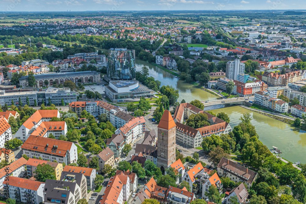 Die Doppelstadt Ulm/Neu-Ulm von oben, Blick zum Gänsturm und zur Donau