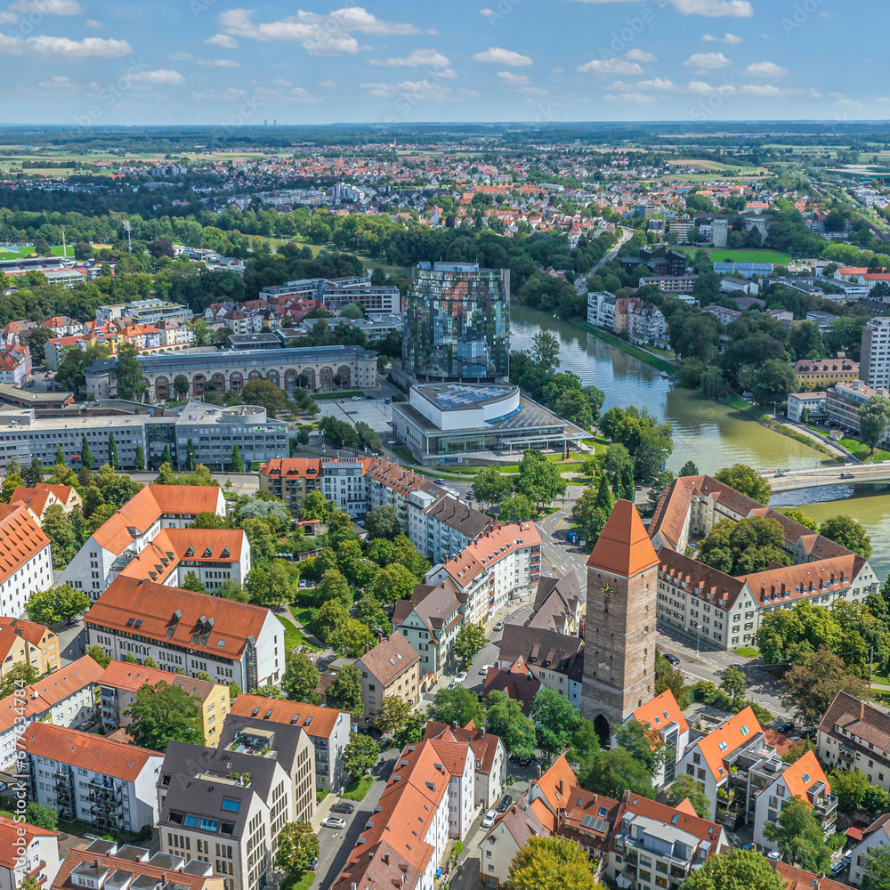 Die Doppelstadt Ulm/Neu-Ulm von oben, Blick zum Gänsturm und über die Donau nach Neu-Ulm