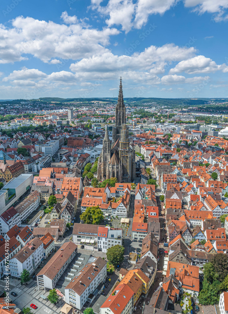 Blick auf Ulm mit dem Wahrzeichen, dem Ulmer Münster, dem höchsten Kirchturm der Welt