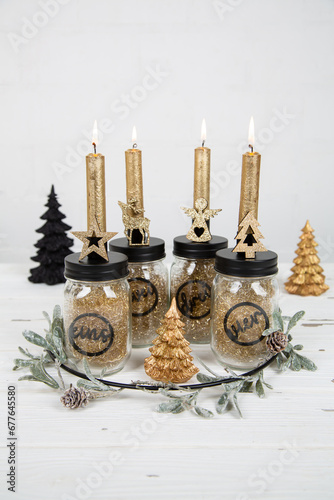 Adventskranz mit Kerzen in Glasdosen in den Farben schwarz gold - Weihnachten Kerzen Deko