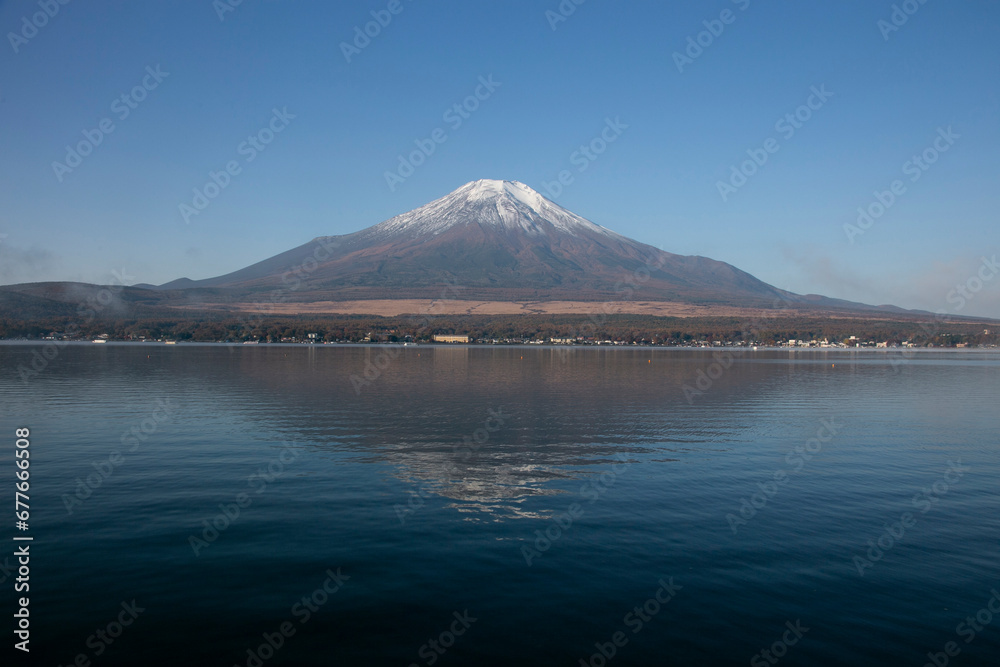 Obraz premium Views of Mount Fuji covered in snow from Yamanaka lake in Yamanakako, Japan.
