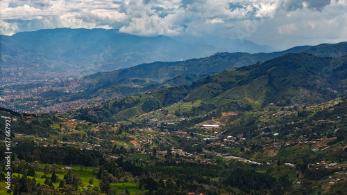 Paisaje desde el sitio conocido como Boquerón, ubicado en el occidente de Medellín, sobra la antigua carretera al mar. © LUISEFEVIDEOS