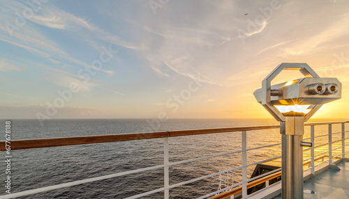 Jumelles sur le pont d'un navire de croisière en navigation en mer avec un coucher de soleil. 